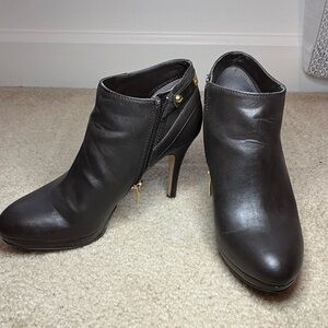 MARC FISHER Women’s DARK BROWN Zip Ankle Booties with Gold Hardware Size 6.5
